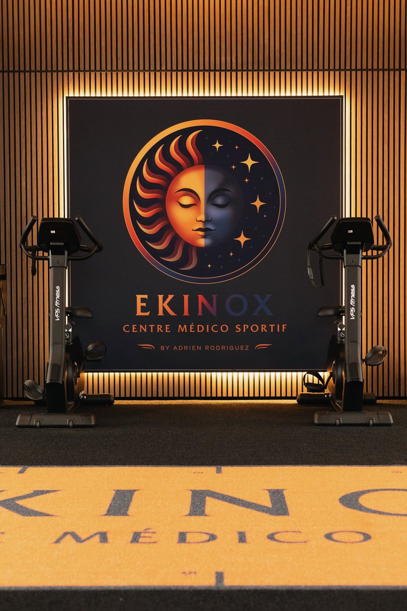 Accueil du centre médico-sportif Ekinox avec deux vélos VPS Fitness