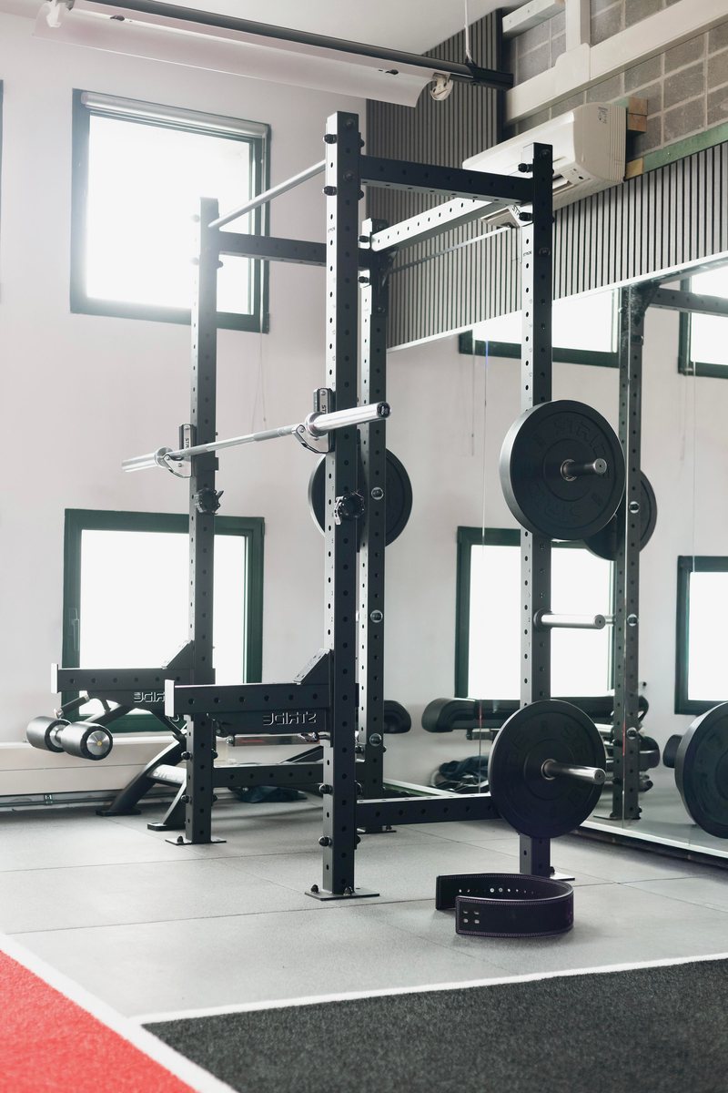 Cage de power rack STRIDE avec barre et disques olympiques