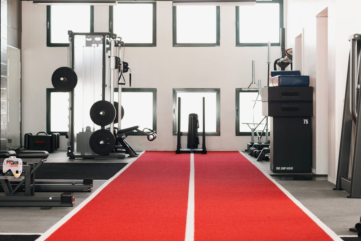 Salle de réathlétisation avec piste rouge et équipement complet
