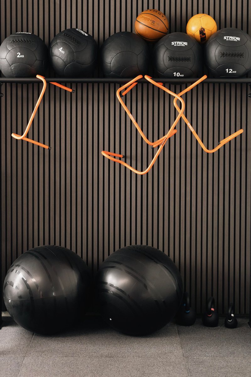 Medecine balls STRIDE et haies orange pour préparation physique