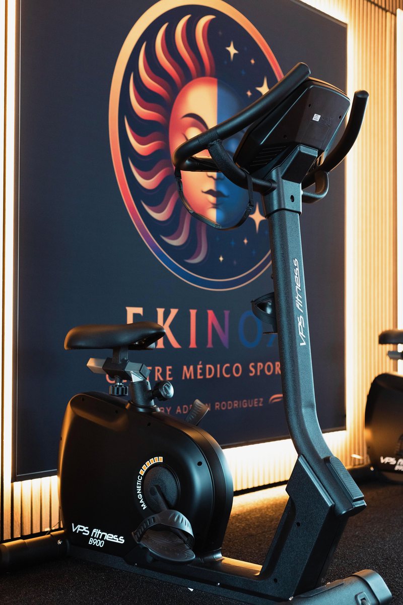 Vélo VPS Fitness devant l'affiche lumineuse Ekinox