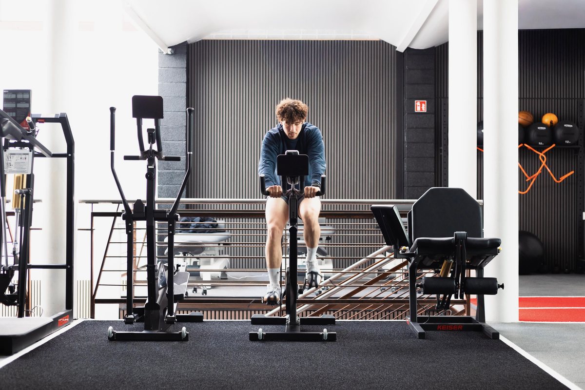 Sportif en entraînement sur air bike chez Ekinox