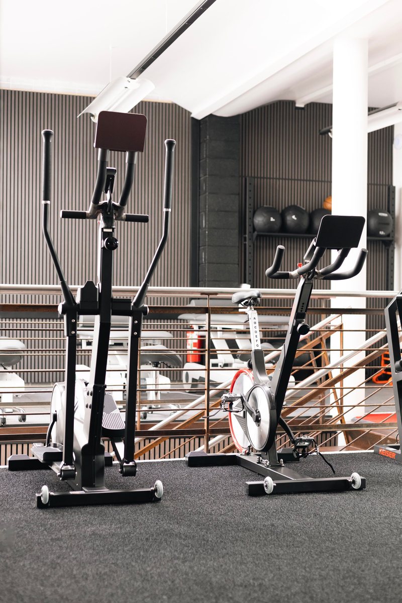 Vélo elliptique et vélo de spinning Keiser
