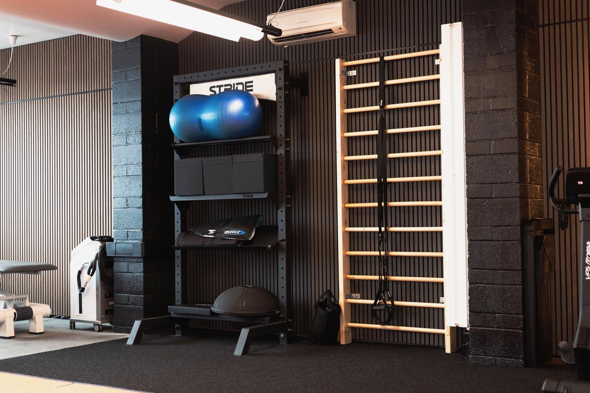 Rack de rangement avec swiss ball, boxes STRIDE et bosu