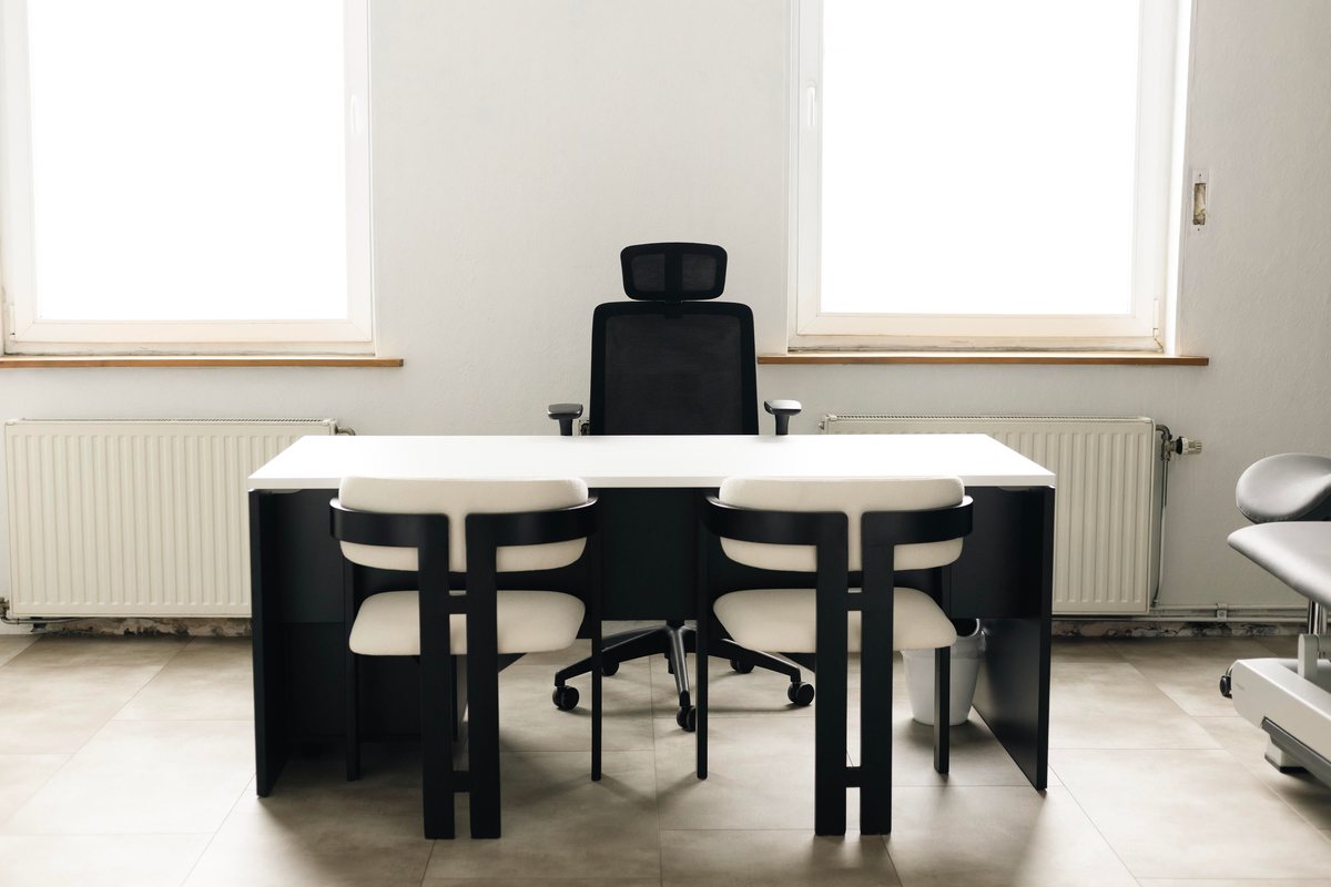 Bureau de consultation — espace calme et épuré